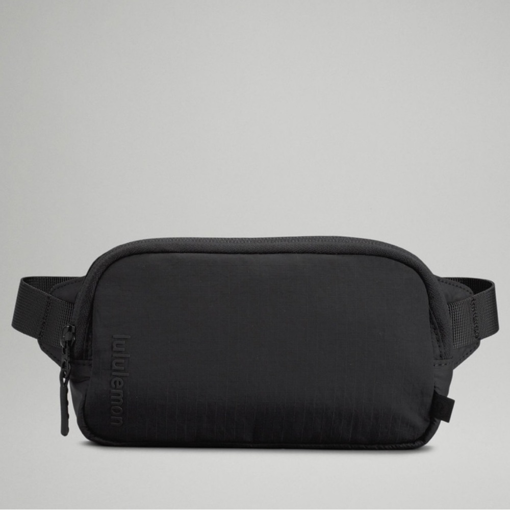 NWT. LULULEMON MINI BELT BAG. BLACK
